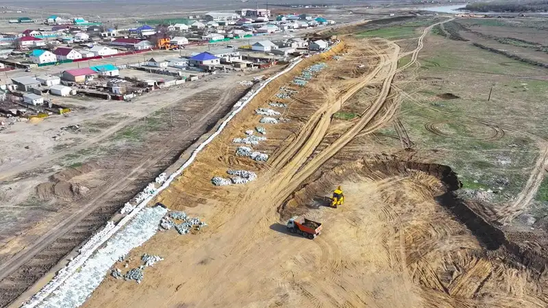 Более 100 километров защитных дамб построили за шесть дней в Атырау