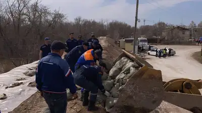 Из Туркестанской области отправлены более 70 единиц спецтехники для борьбы с паводками в Западно-Казахстанской области.