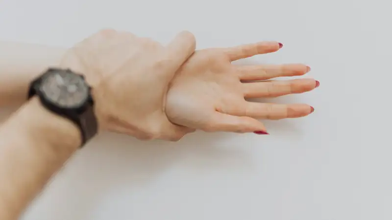 Муж избил жену на глазах у ребенка в Алматинской области