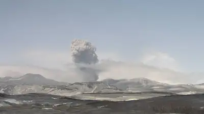 Вулкан Эбеко на Курилах выбросил столб пепла на высоту 4,5 км