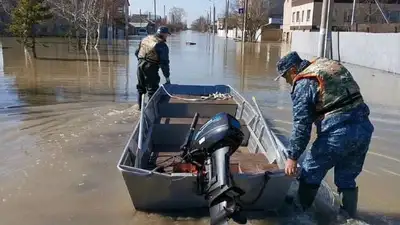 Полицейские пересели на лодки в Петропавловске, фото - Новости Zakon.kz от 15.04.2024 22:23