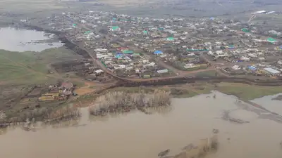 Блогер Zheka Fatbelly показал кадры с места наводнения в селе &quot;Большая малышка&quot;, фото - Новости Zakon.kz от 15.04.2024 16:20