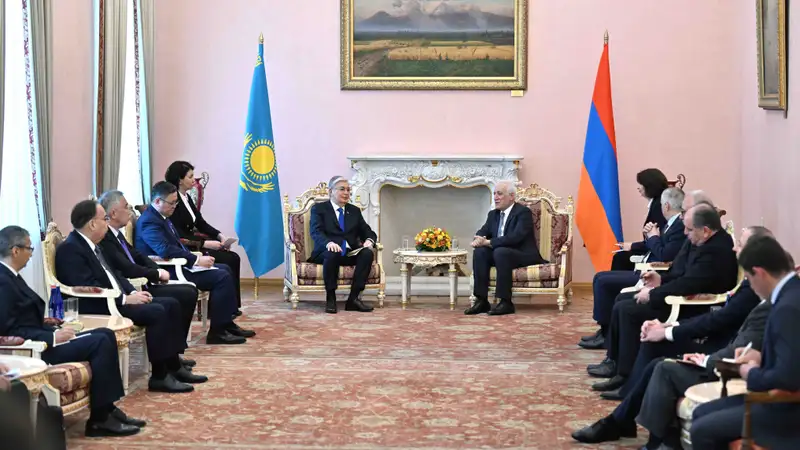 Токаев призвал к скорейшему урегулированию отношений между Арменией и Азербайджаном, фото - Новости Zakon.kz от 16.04.2024 17:18