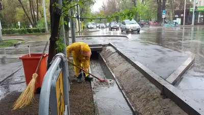 Как коммунальщики справляются с ливнем в Алматы