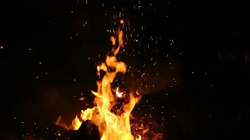 Детей и взрослых эвакуировали во время пожара в многоэтажке в Атырау