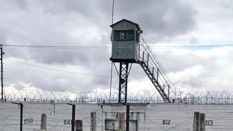 Мужчина расстрелял знакомого и переехал его на машине