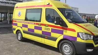 Три женщины пострадали от падения рекламного щита на остановку в Актобе , фото - Новости Zakon.kz от 17.04.2024 22:51