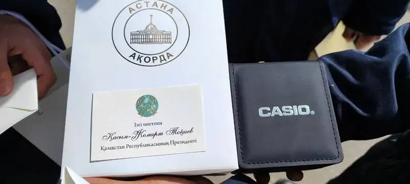 Спасатель из Караганды получил часы от президента, фото - Новости Zakon.kz от 17.04.2024 12:51