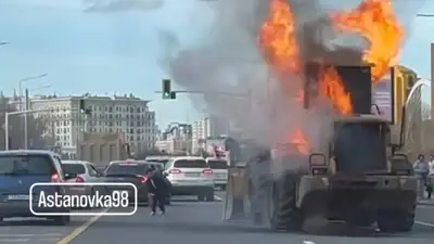 Погрузчик загорелся на центральной улице в Астане, фото - Новости Zakon.kz от 17.04.2024 19:38
