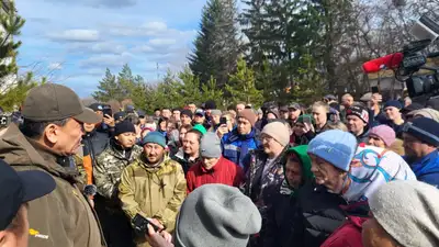Аким СКО встретился с жителями &quot;отрезанного села&quot; большой водой, фото - Новости Zakon.kz от 17.04.2024 13:27