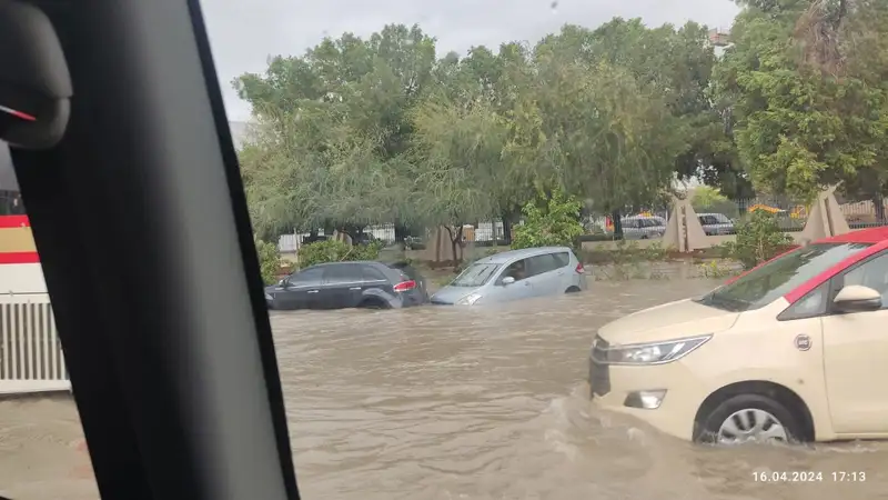 Авто глохло в воде, ванную вырвало ветром: наводнение в Дубае глазами казахстанцев, фото - Новости Zakon.kz от 17.04.2024 15:28
