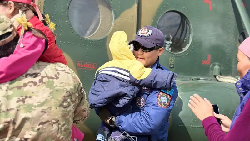 Семья с младенцем спаслась от паводка на вышке в Актюбинской области