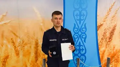 Пожарный получил часы от президента, фото - Новости Zakon.kz от 17.04.2024 12:51