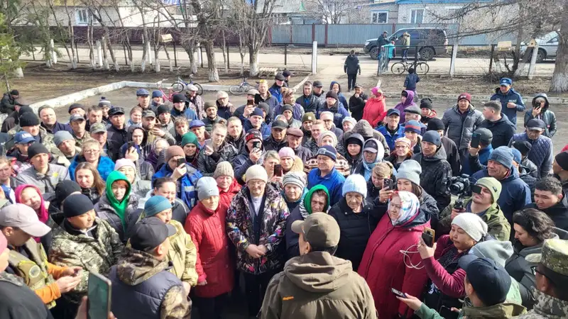 Аким СКО встретился с жителями "отрезанного села" большой водой, фото - Новости Zakon.kz от 17.04.2024 13:27