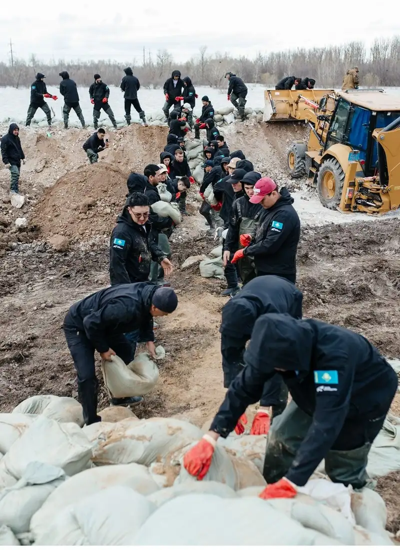 Копилки от детей и юрты для пострадавших: все больше казахстанцев откликаются на беду с паводками, фото - Новости Zakon.kz от 18.04.2024 16:17