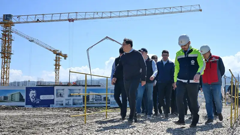 Ерболат Досаев осмотрел оползнеопасные участки в Алматы, строительство школы и другие соцобъекты