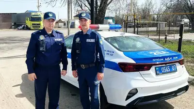 патрульные помогли женище-водителю, фото - Новости Zakon.kz от 18.04.2024 18:40