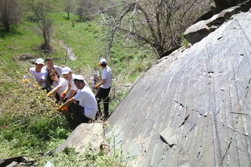 В Жамбылской области обнаружены древние петроглифы , фото - Новости Zakon.kz от 18.04.2024 16:39