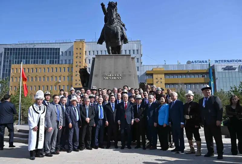 В Астане открыли памятник Манасу, фото - Новости Zakon.kz от 19.04.2024 16:33