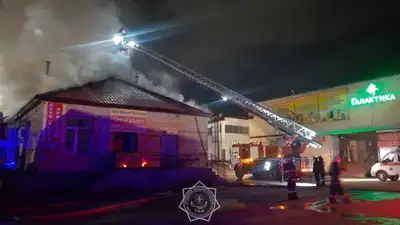 Крупный пожар произошел в магазине в Усть-Каменогорске, фото - Новости Zakon.kz от 19.04.2024 23:55
