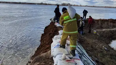 Вода продолжает прибывать в Атырау, фото - Новости Zakon.kz от 19.04.2024 10:32