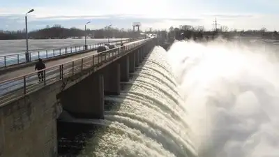 Перелив через плотину Сергеевского водохранилища, фото - Новости Zakon.kz от 19.04.2024 13:16