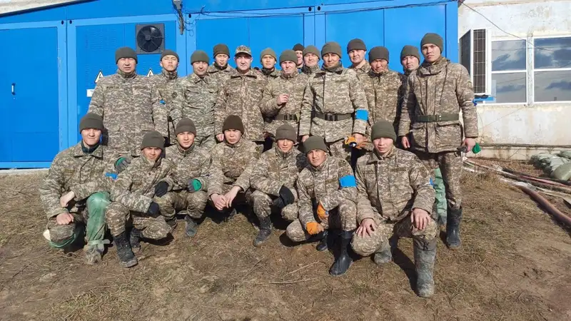 Именные часы от Токаева вручили военнослужащим-срочникам, фото - Новости Zakon.kz от 19.04.2024 10:19