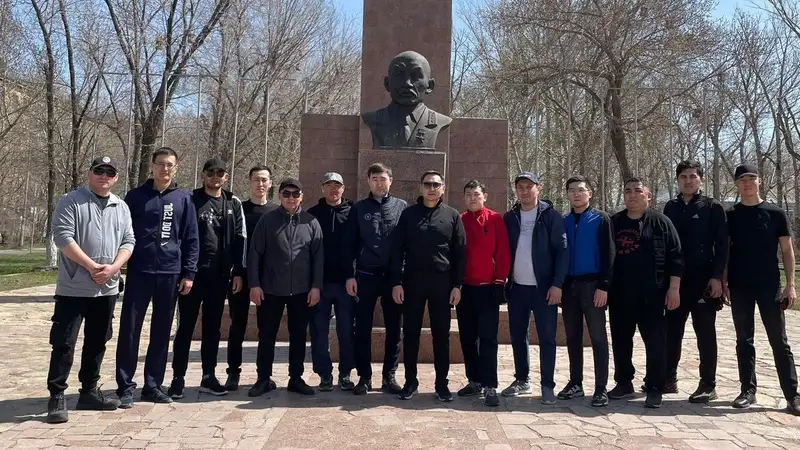 статуя, люди, фото — Новости Zakon.kz от 20.04.2024 17:10