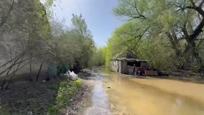 Паводки угрожают Уральску: река Жайык вышла из русла