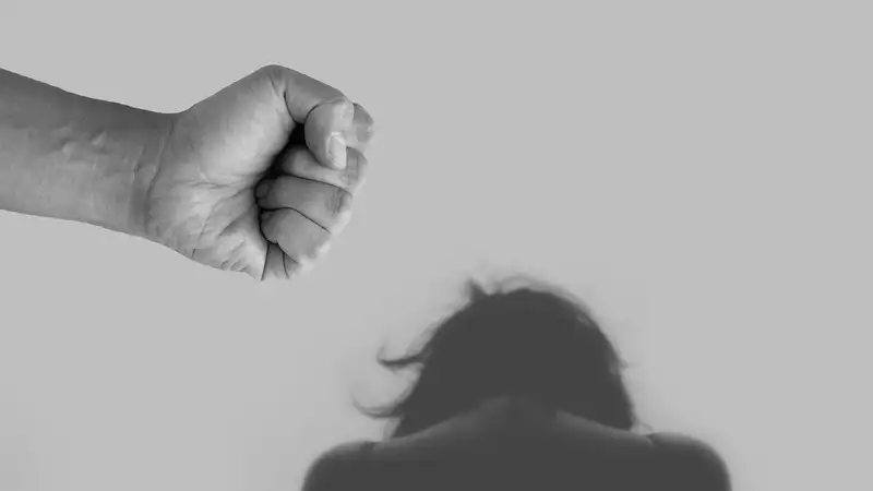 Нападение на женщину при детях попало на видео в Актау