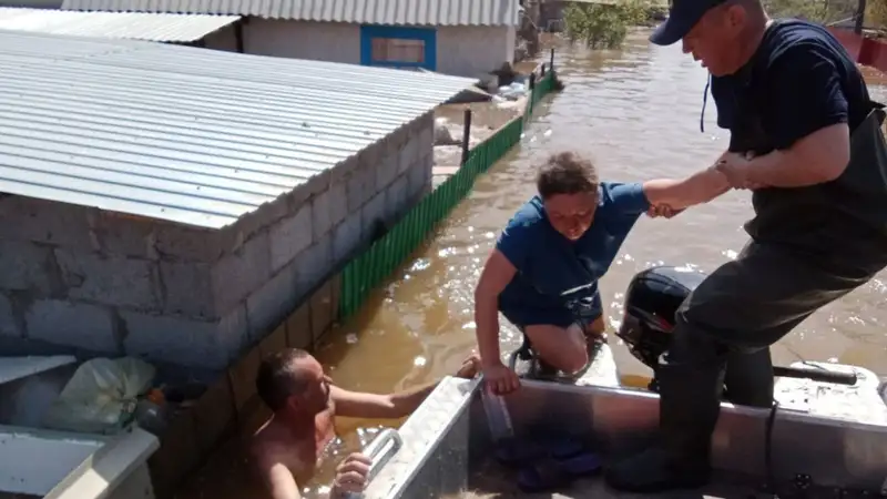 В дачных массивах Уральска эвакуируют отказавшихся покидать дома людей