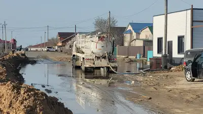 Почти 900 тысяч кубометров воды откачали в Жылыойском районе с начала паводка