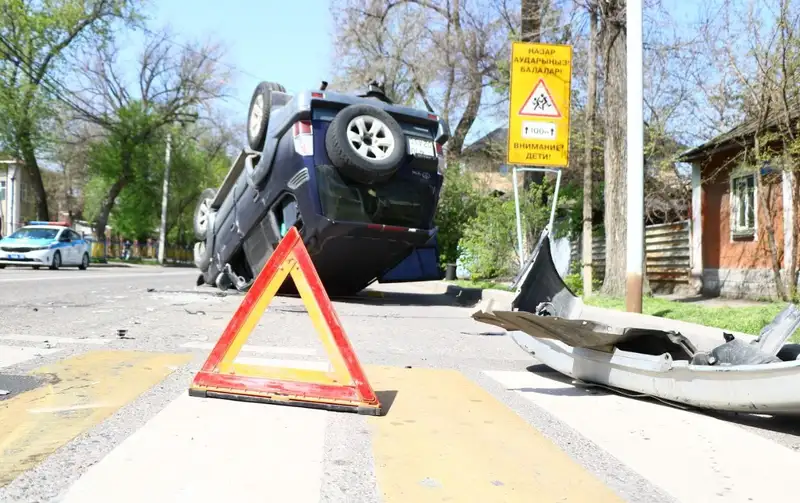 Водители двух Toyota не поделили дорогу в Алматы, фото — Новости Zakon.kz от 22.04.2024 11:36