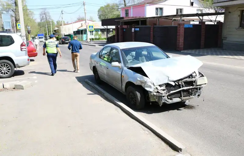 Водители двух Toyota не поделили дорогу в Алматы, фото - Новости Zakon.kz от 22.04.2024 11:36