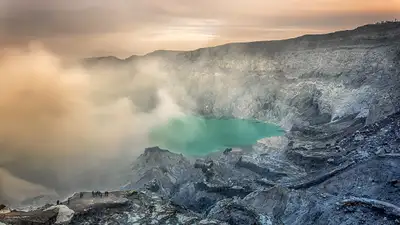 Женщина погибла, упав в вулкан во время фотографирования, фото - Новости Zakon.kz от 22.04.2024 17:45