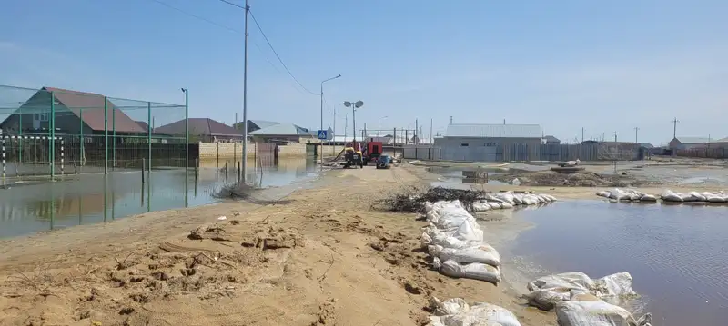 Почти 900 тысяч кубометров воды откачали в Жылыойском районе с начала паводка, фото - Новости Zakon.kz от 22.04.2024 15:36