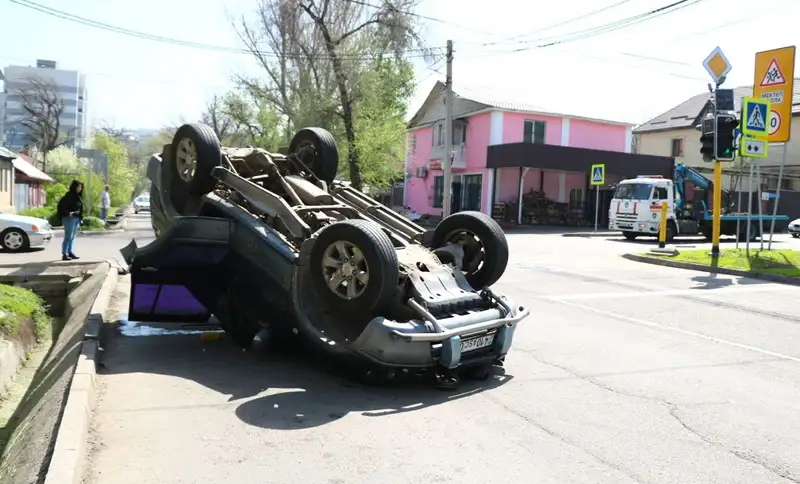 Водители двух Toyota не поделили дорогу в Алматы, фото - Новости Zakon.kz от 22.04.2024 11:36