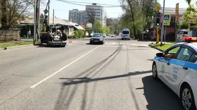Водители двух Toyota не поделили дорогу в Алматы, фото - Новости Zakon.kz от 22.04.2024 11:36