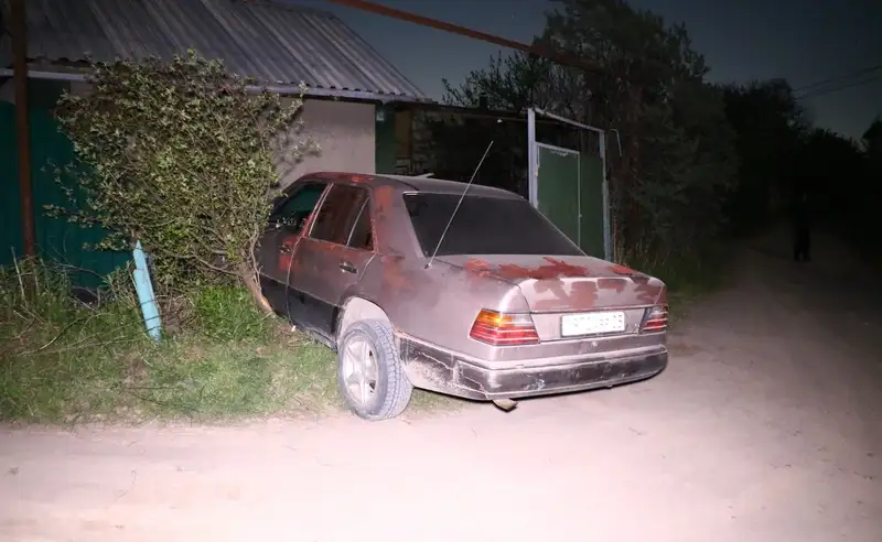 В Алматинской области Mercedes переехал лежавшего на дороге нетрезвого мужчину, фото - Новости Zakon.kz от 22.04.2024 15:40