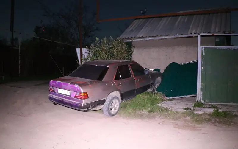 В Алматинской области Mercedes переехал лежавшего на дороге нетрезвого мужчину, фото - Новости Zakon.kz от 22.04.2024 15:40