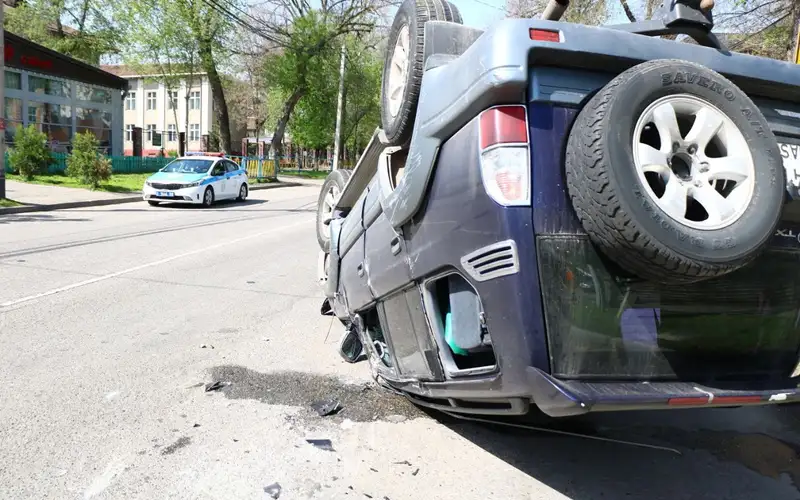 Водители двух Toyota не поделили дорогу в Алматы, фото - Новости Zakon.kz от 22.04.2024 11:36