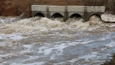 Большой объем воды, сброшенный с водохранилища России, проходит через Уральск