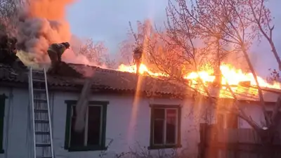 В Кокшетау пожарные из горящего дома вынесли четыре газовых баллона 