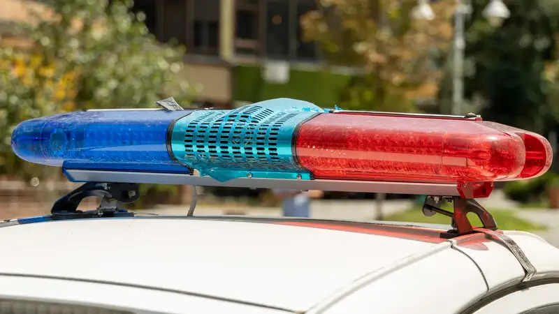 Столкновение полицейского с мопедистом попало на видео в Алматы