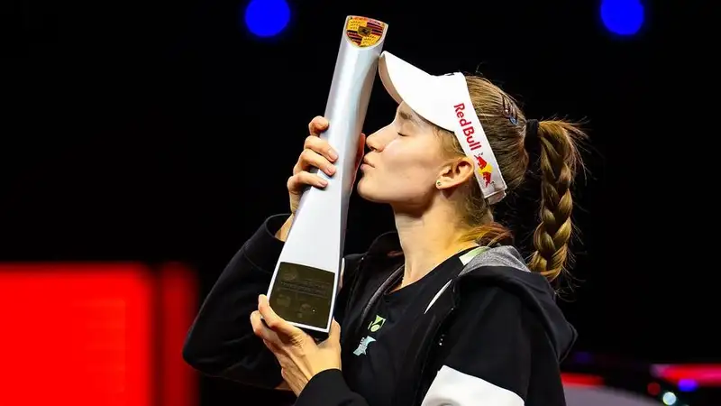 Елена Рыбакина после триумфа на турнире категории WTA-500 в Штутгарте , ##imageAlt## 