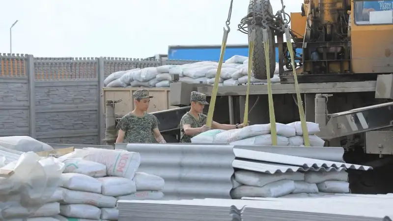 В Актобе прибыли вагоны с гуманитарной помощью из Таджикистана