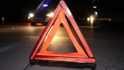 &quot;КамАЗ&quot; с жидким битумом перевернулся возле Павлодарского алюминиевого завода, фото - Новости Zakon.kz от 23.04.2024 23:27