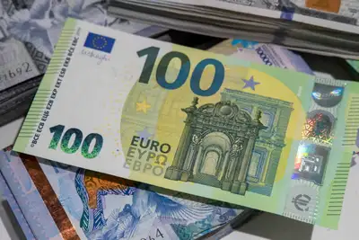 Евро и тенге, обмен валют, деньги, Казахстан 