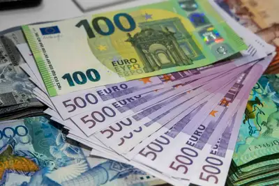 Евро и тенге, обмен валют, деньги, Казахстан 