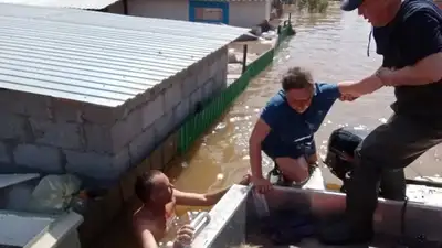 Полицейские буквально на себе эвакуировали жителей Уральска из затопленных домов